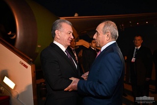 President Shavkat Mirziyoyev arrives in Baku