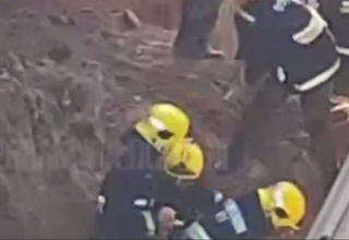 Чуқурлик қазаётган ишчилар тупроқ остида қолиб кетганлиги тахмин қилинмоқда