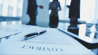 Korxonada shtatlar qisqarganda ishda qolishda kimlar imtiyozli huquqqa ega?