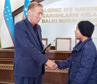 Ikki nafar qizga tug'ilganlik haqida guvohnoma topshirildi