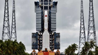 Потерявшая контроль китайская ракета падает на Землю