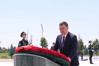 The President of the Kyrgyz Republic laid flowers at the Independence Monument
