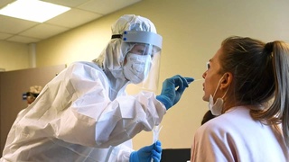 Духтур изҳор намуд, ки дар як сол то даҳ маротиба бо COVID-19 бемор шудан мумкин