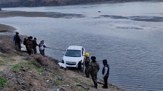 Каналга тушиб кетган автомашина чиқариб олинди