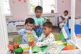 Болаларни оилаларга тарбияга олиш тартиби белгиланди