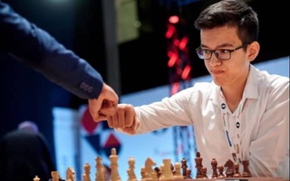 Нодирбек Абдусатторов продолжает лидировать на Чемпионате мира по быстрым шахматам