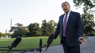 Tramp vaksina ishlab chiqaruvchilar qarshisida shlyapasini yechmoqchi