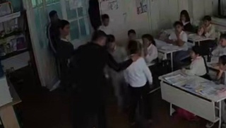 Бухорода ота мактабга келиб, ўғлининг синфдошларини аёвсиз калтаклади