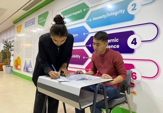 Мектеп мәсләҳәтшиси лаўазымы ушын сәўбет өткерилмекте