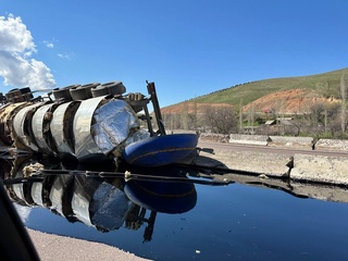 Qamchiq dovonida neft` mahsuloti ortilgan maxsus yuk mashinasi ag'darilib ketdi