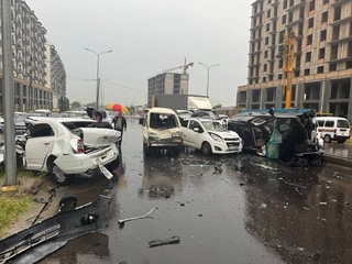 Тошкент туманида тўрт енгил машина тўқнашиб кетди