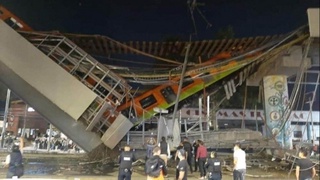 В Мехико обрушился метромост вместе с поездом - более десяти погибших