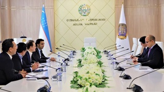 «Dentons» компанияси раҳбарияти вакиллари Адлия вазирлигига ташриф буюрди