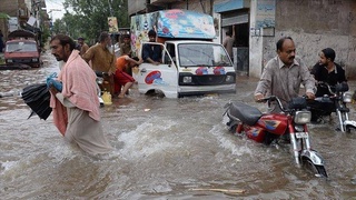 Покистондаги сув тошқинида 60 киши қурбон бўлди
