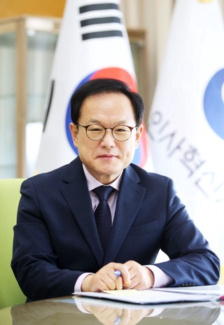 Digital Transformation of Government Personnel Management and National Operational Efficiency