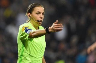 Майдонда аёл ҳакам