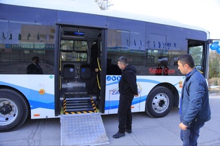 Зарафшан қаласына мүмкіндігі шектеулі азаматтарға арналған тағы 2 жаңа автобус әкелінді