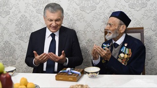 Шавкат Мирзияев Екінші дүниежүзілік соғысқа қатысқан ардагерлер жағдайынан хабар алды