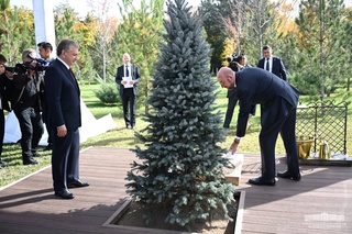 Шарль Мишель Құрметті қонақтар аллеясына ағаш отырғызды