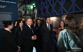 Шавкат Мирзияев пен Эммануэль Макрон Өзбекстанның бай материалдық мәдениетіне арналған көрмемен танысты