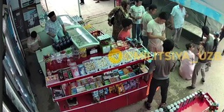 Шафқатсиз ота ўз боласини тепиб йиқитди