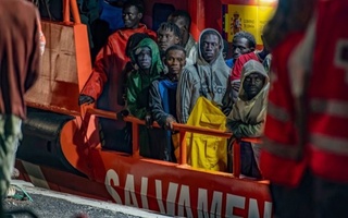 Испания планирует ежегодно легализовать статус 300 тысяч нелегалов