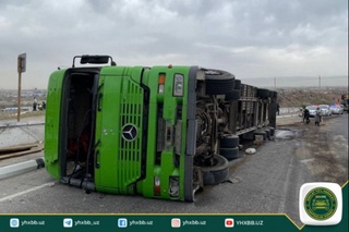 Samarqandda boshqaruvi izdan chiqqan yuk mashinasi ag'darilib ketdi