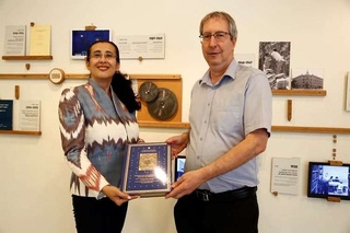 Ноёб китоб-албомлар ва "Ўзбек тили имло луғати" китоби Исроил Миллий кутубхонаси фондига топширилди