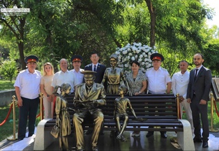 В Яккасарайском районе Ташкента открыт памятник «Китобхон оила» - «Читающая семья»