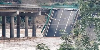 Xitoyda ko'prikning qulab tushishi oqibatida 12 kishi hayotdan ko'z yumdi