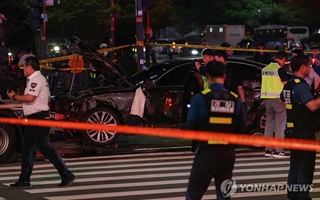Сеулда ҳайдовчи автомобилни одамлар устига ҳайдаб, камида тўққиз кишининг ўлимига сабаб бўлди