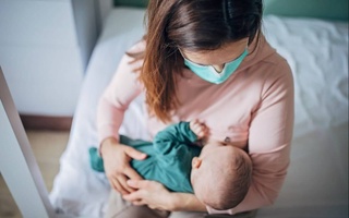 ВОЗ: грудное вскармливание можно продолжать и после заражения коронавирусом, и после вакцинации