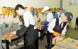 Давлат барои камаш ба як касб соҳиб шудани хатмкунандагони мактабҳои таълими ҳамагонӣ ёрӣ мерасонад