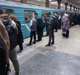 Алишер Навоий бекатида метро поезди 15 дақиқа вақт давомида тўхтаб қолди