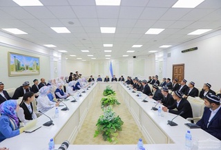 “Vatanni sevmoq iymondandir” mavzusidagi insholar tanlovi g'oliblari parlament faoliyati bilan tanishdi