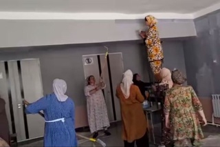 Андижонда ўқитувчилар мактаб таъмирлашга жалб қилингани юзасидан изоҳ берилди