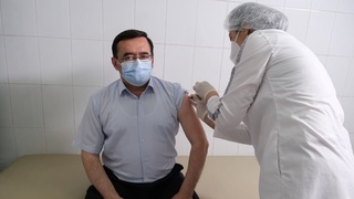 Заместитель министра здравоохранения страны привился вакциной от коронавируса