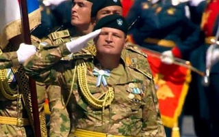 Moskvadagi harbiy paradda qatnashgan o'zbekistonlik harbiylar yo'lboshchisi kim?