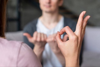 При проведении приема граждан и выездных приемов в обязательном порядке будет обеспечиваться участие сурдопереводчика