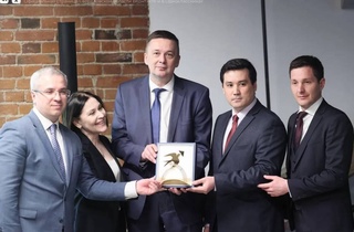 В Екатеринбурге состоялась торжественная передача символа проекта «Блокадная ласточка» за вклад Узбекистана в победу во Второй мировой войне