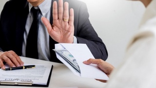 Ҳәмме той менен, бөри қой менен әўере:
Коррупцияға себеп болып атырған иллетлер