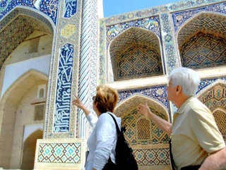 Туристы какого возраста чаще всего приезжают в Узбекистан?