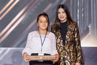 Саида Мирзиёева жаҳон чемпиони Афруза Ҳамдамовани табриклади