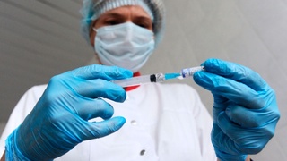 Офарандаи ваксинаи "Спутник V" нақл кард, ки пандемияи COVID-19 кай хотима меёбад