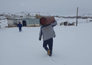 В заснеженный аул Алтинтов бытовые газовые баллоны доставляются вовремя