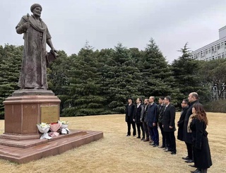 Шанхай шаҳрида Алишер Навоий ҳайкали пойига гул қўйилди