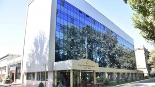 Самарқандда МИБ ходимларининг устига бензин сепиб, ёқишга уринган аёлга суд ҳукми ўқилди