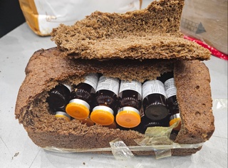 Фуқаро дори воситаларини нон ичига яшириб олиб ўтмоқчи бўлди