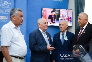 Фахрий журналистларга "Меҳнат фахрийси" кўкрак нишони топширилди