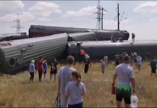 Волгоград вилоятида поезд юк машинаси билан тўқнашиб, рельсдан чиқиб кетди